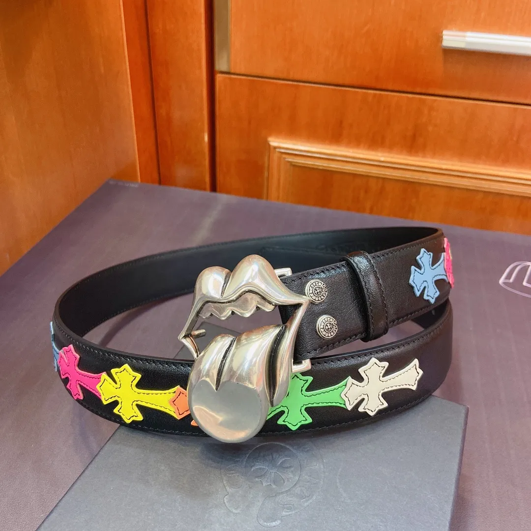 💰760💰Full package💰 💍purchasing grade pure copper silver plated 925 fidelity version 𝐂𝐡𝐫𝐨𝐦𝐞𝐇𝐞𝐚𝐫𝐭𝐬 Crow heart detachable style The Big Tongue's pure copper silver-plated 925 hardware has an old and rough style. During production, the black color after oxidation of 925 silver is deliberately retained, and then polished to form a shiny silver surface with soft gray and black shadows. The layering is very obvious. The imported oil-waxed leather is spliced ​​with colorful crosses, integrating rock punk, goth, street hip-hop and other elements. Its design style is unique and full of mystery and luxury.  Width 3.8cm.
